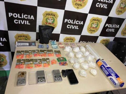 Agentes da Polícia Civil durante operação em Balneário Camboriú