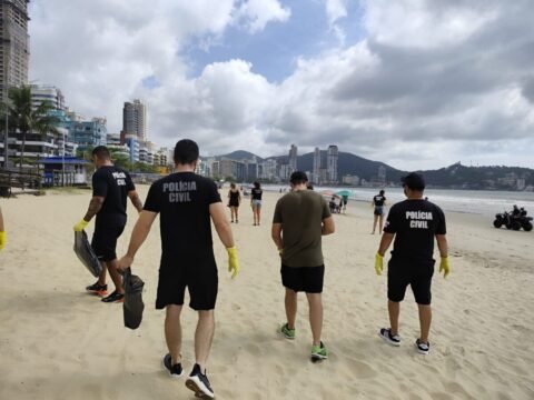 Praia limpa com voluntários e policiais civis