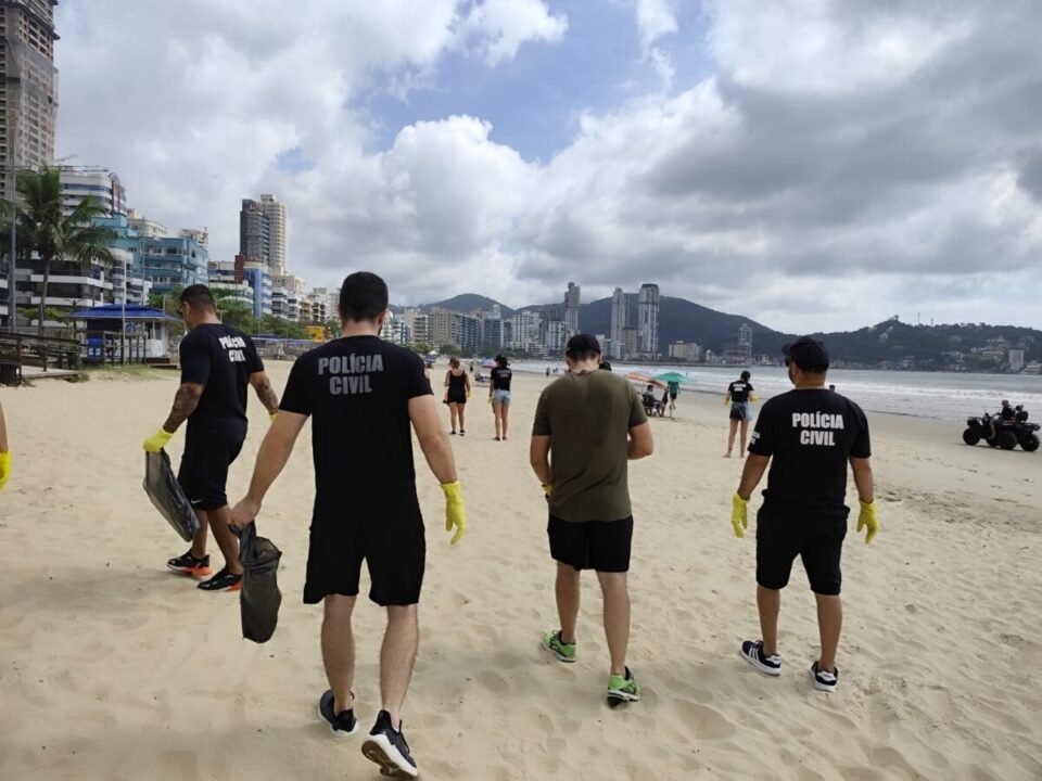 Praia limpa com voluntários e policiais civis