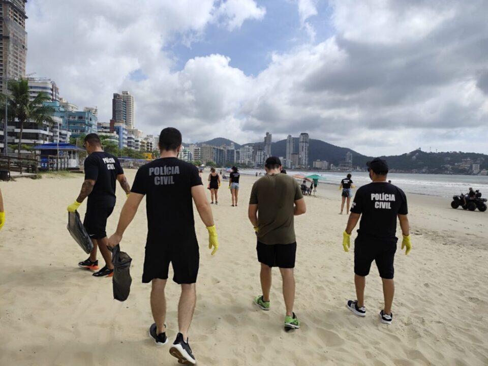 Operação de limpeza de praia em Canasvieiras