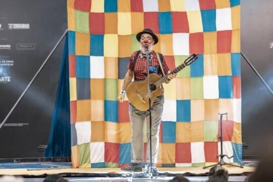 Show de palhaçaria com Boró no Domingo com Teatro