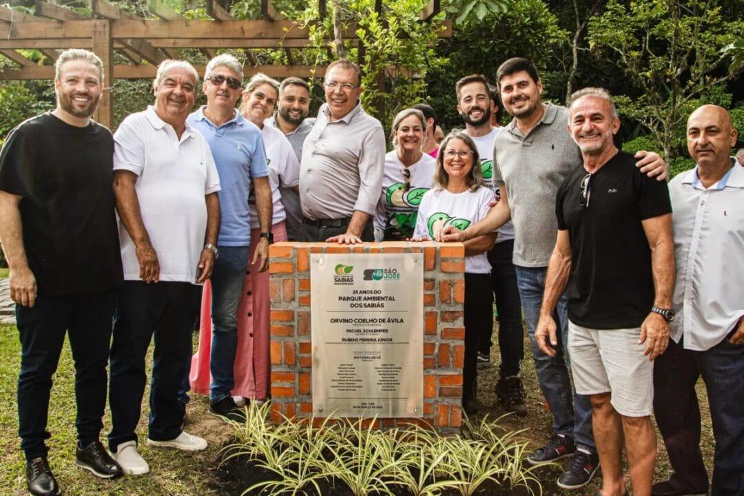 Vista do Parque Ambiental dos Sabiás com trilhas e área verde