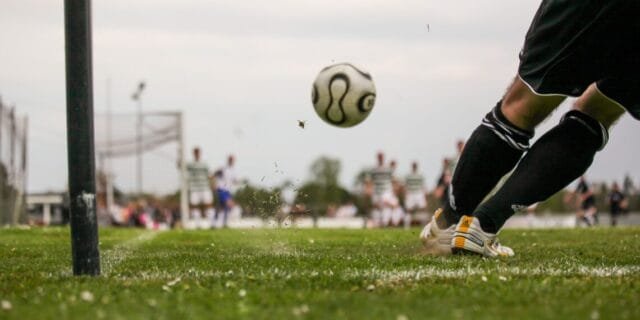 Jovens jogadores de futebol participando de peneira em Governador Celso Ramos