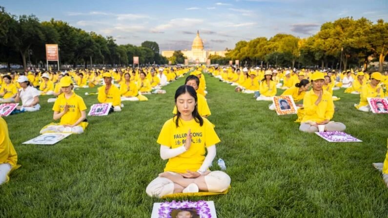 Praticantes do Falun Gong sendo detidos pela polícia na China