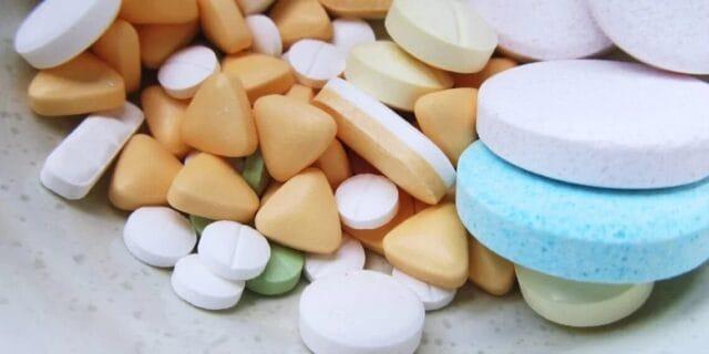 Medicamentos na prateleira de uma farmácia
