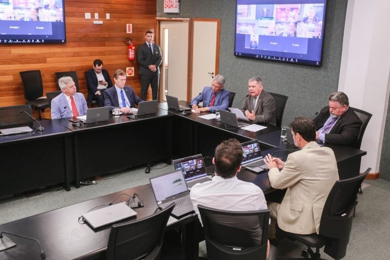 Presidente da Celesc em reunião na Alesc