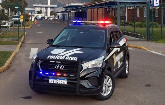 Homem sendo capturado pela Polícia Civil de Santa Catarina