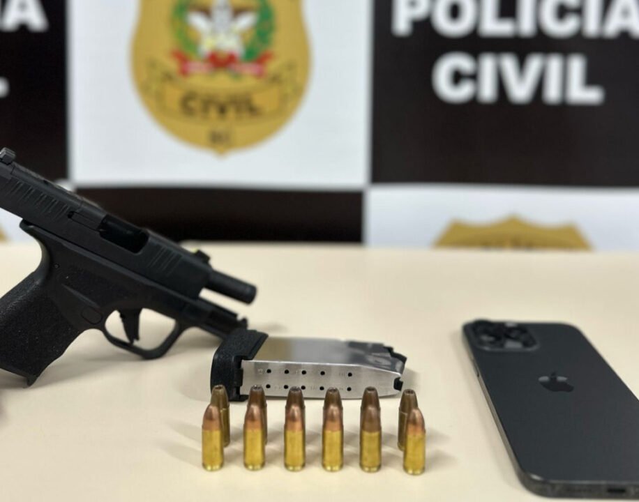 Homem sendo preso pela Polícia Civil