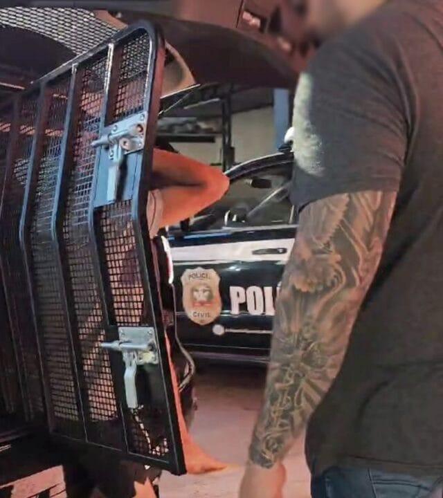 Homem sendo preso pela Polícia Civil em Criciúma