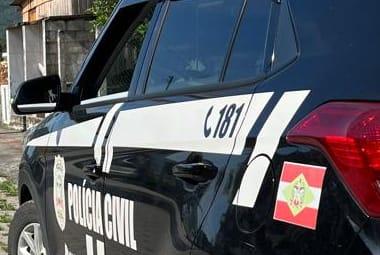 homem sendo preso pela Polícia Civil de SC