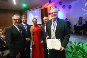 Professor Norberto Hochheim recebendo a Medalha do Mérito Catarinense do Crea-SC