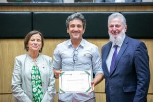 Professor Paulo Horta recebendo homenagem na Assembleia Legislativa