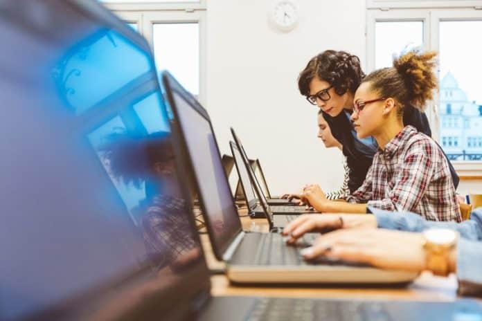 Meninas aprendendo programação no Projeto Code Queens - Univali