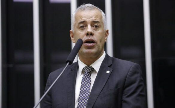 Deputado discutindo política em ambiente corporativo