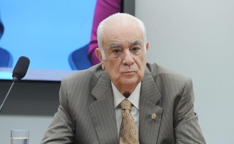 Imagem representativa do Projeto de Lei 4581/24 sobre violência contra idosos