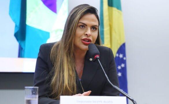 Guardador informal de carros em via pública