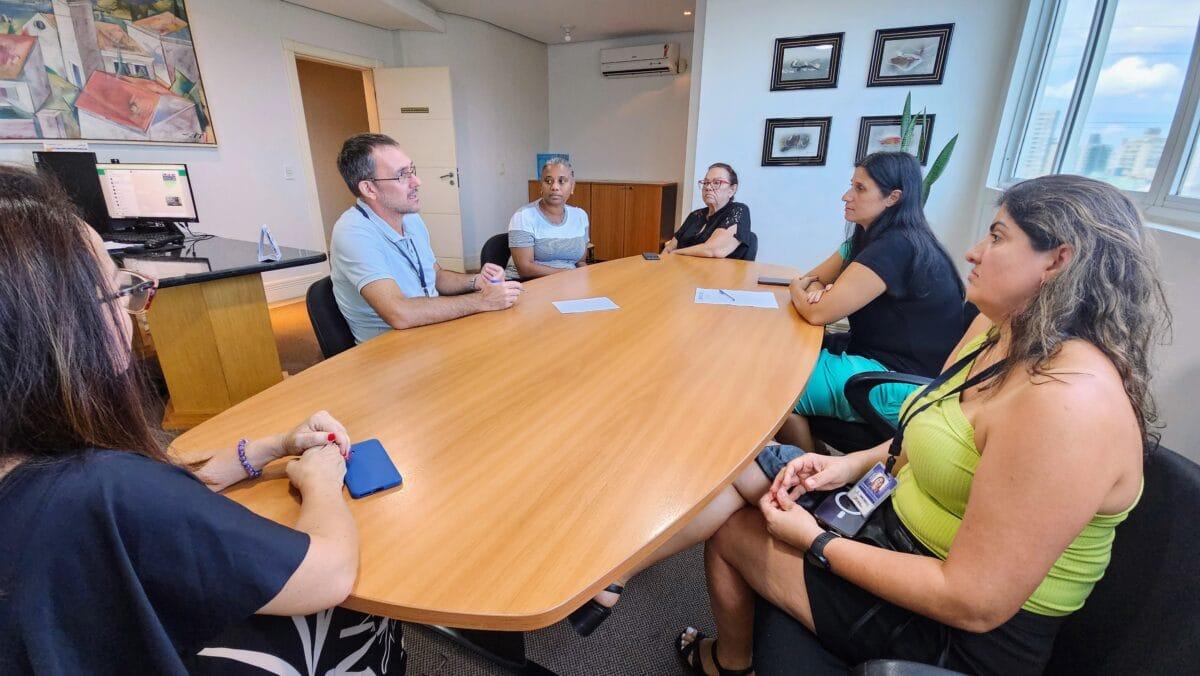 Jovens estudantes aprendendo sobre cronotacógrafos