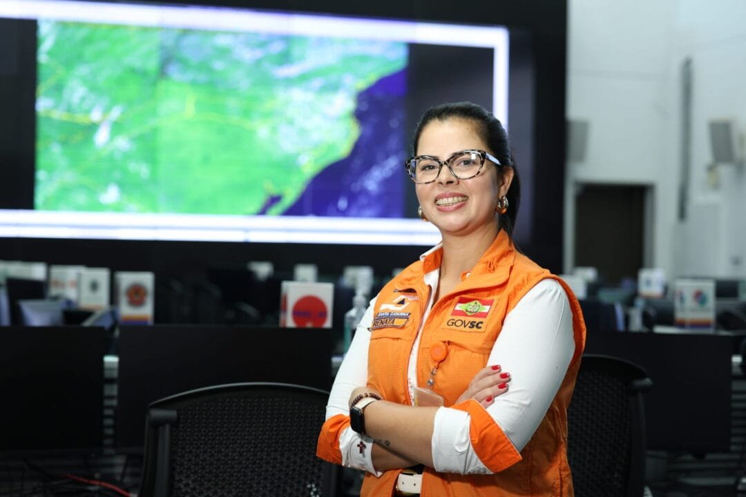 Renata Madalena Gaia na linha de frente da Defesa Civil em Santa Catarina