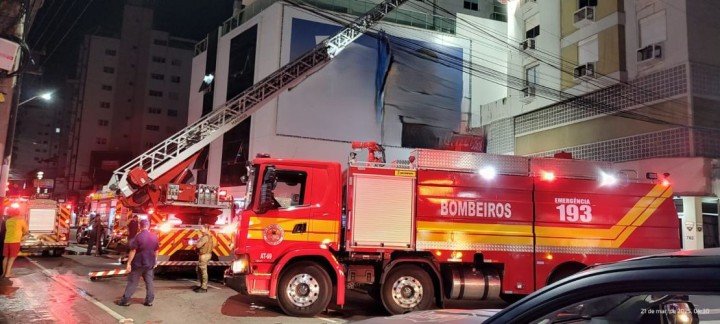 Bombeiros resgatando vítimas do incêndio