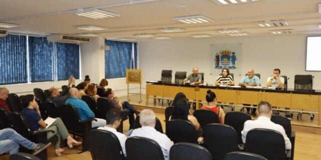 Reunião da Comissão de Turismo e Assuntos Internacionais da Câmara Municipal de Florianópolis discutindo novas regras para o turismo na cidade