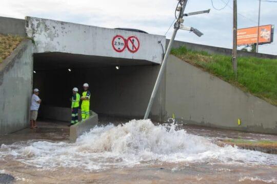 Foto do rompimento da adutora em São José