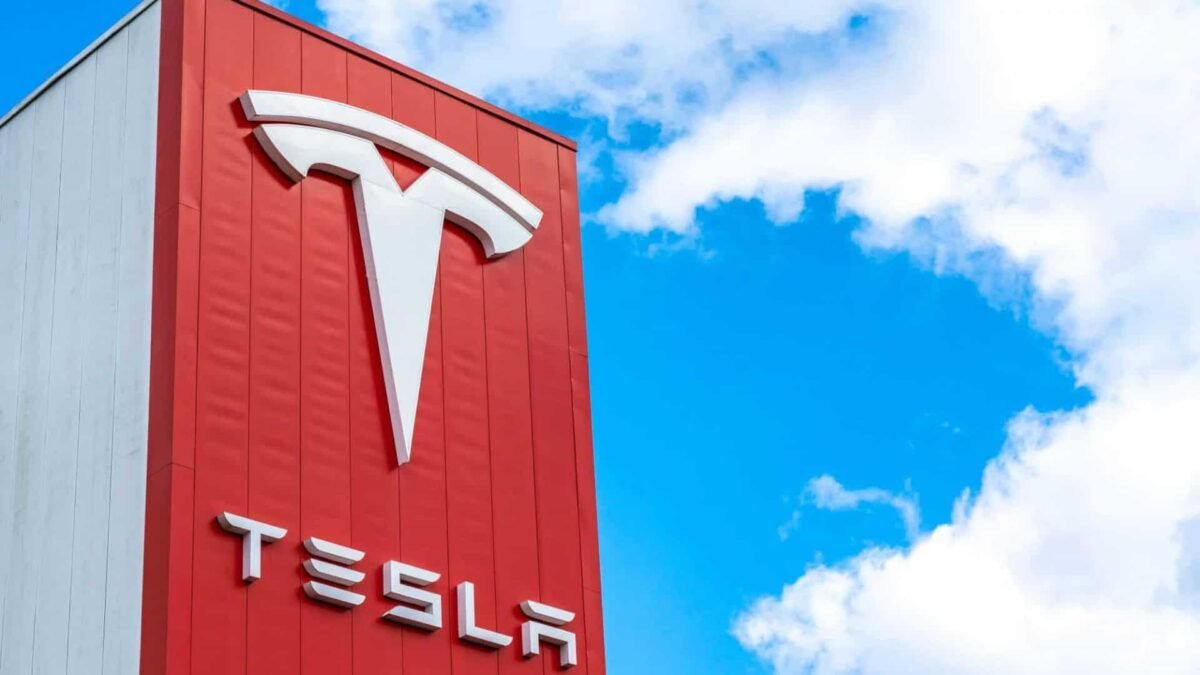 Veículo da Tesla utilizado no serviço de táxi