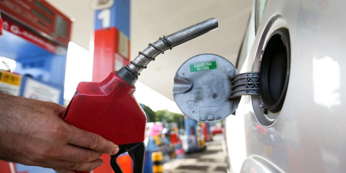 Técnico em telecomunicações com carro e bomba de combustível