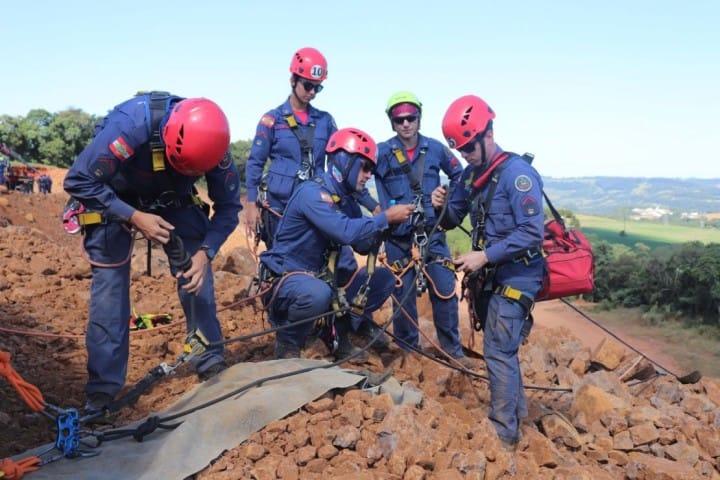 Bombeiros em treinamento de salvamento em altura
