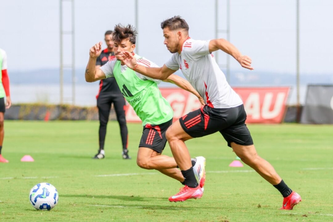 Jogadores se preparando no gramado