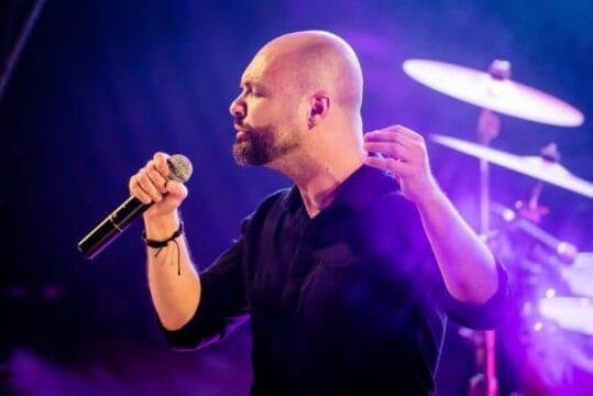 Tributo a Djavan, Freddie Mercury e Aretha Franklin no Jazzinn em Florianópolis
