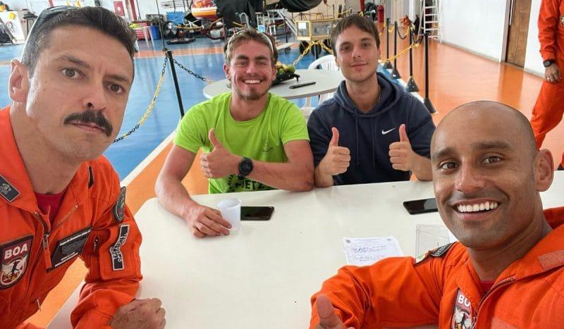 Turistas franceses sendo resgatados por helicóptero em trilha de Santo Amaro da Imperatriz