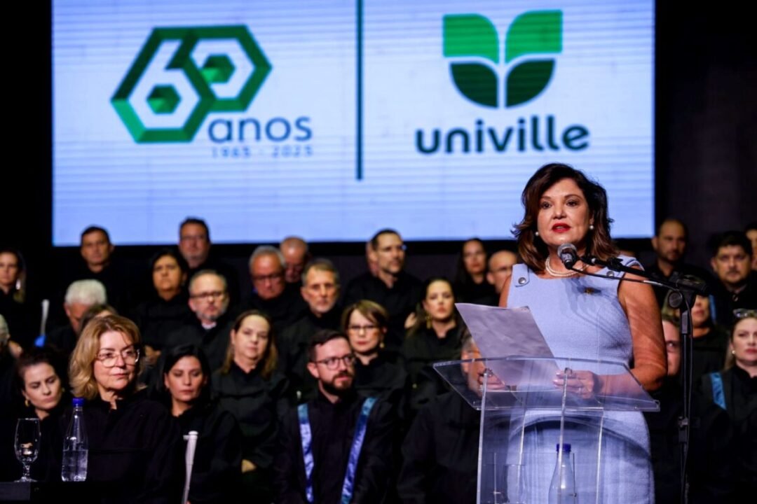 Foto da premiação da Medalha Mérito Universitário da Univille para Marilisa Boehm e Aristides Cimadon