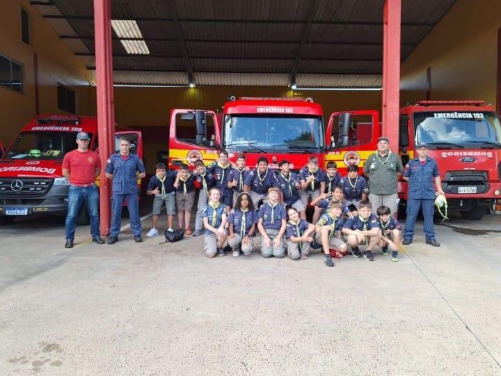 Grupo Escoteiro Caingangue visita Corpo de Bombeiros em Xanxerê