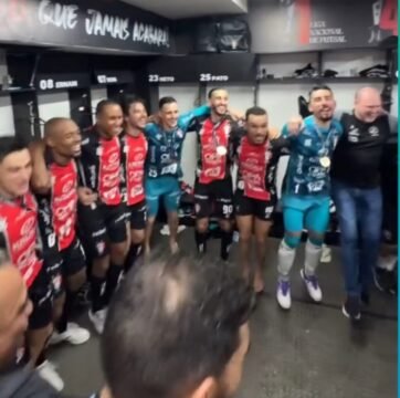 Equipes de esporte de Joinville comemorando as vitórias