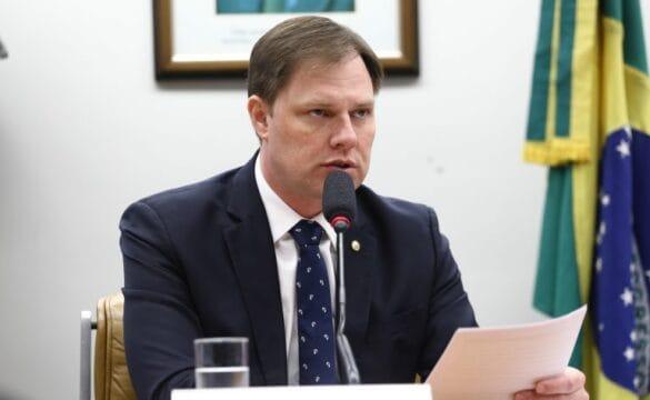 Ilustração de transferência fraudulenta entre pessoas