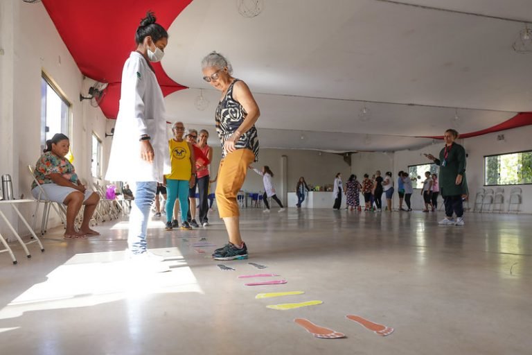 Idoso praticando exercícios para prevenção de quedas