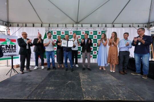 Governador Jorginho Mello assina abertura do primeiro edital de inscrições para o Programa CNH Emprego na Pista