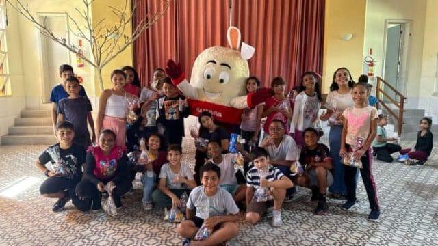 Crianças felizes na ação social da Páscoa