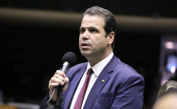 Cadeira de rodas em espaço cultural