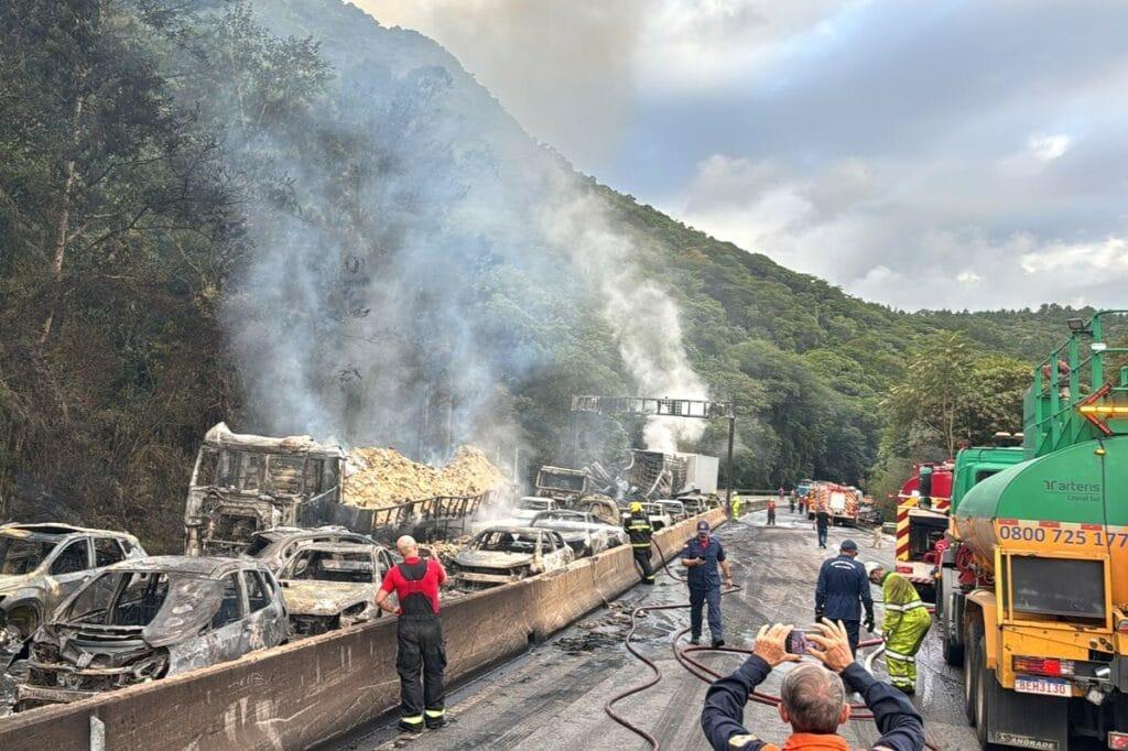 Acidente com incêndio na BR-101 em Palhoça