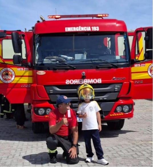 Bombeiros do 1º BBM em ação educativa