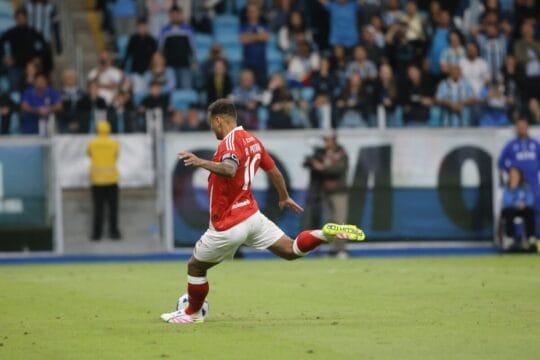 Alan Patrick marcando gol no clássico entre Internacional e Grêmio