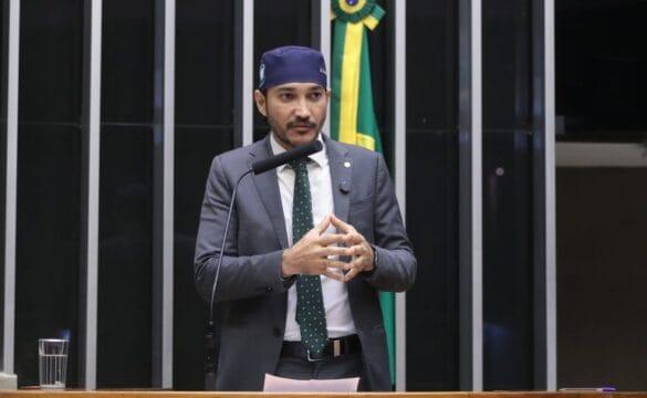 Alunos em sala de aula com bom comportamento