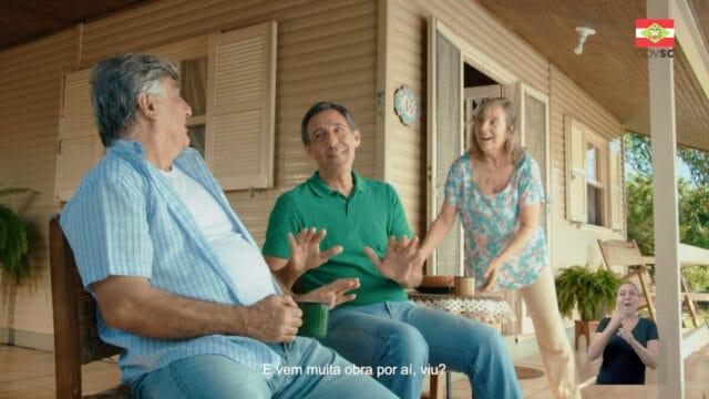 Amigos caminhando juntos em uma estrada