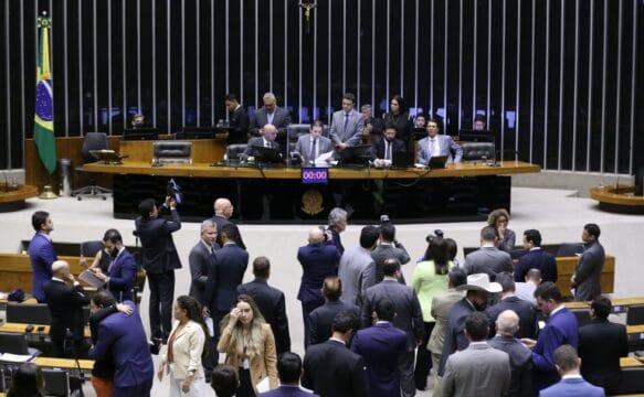 Deputados discutindo em plenário