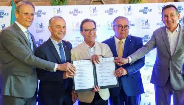 Representantes da Frente Parlamentar e Sebrae assinam carta compromisso