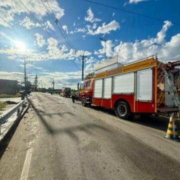 Equipe do CBMSC atendendo vítima de acidente em Palhoça