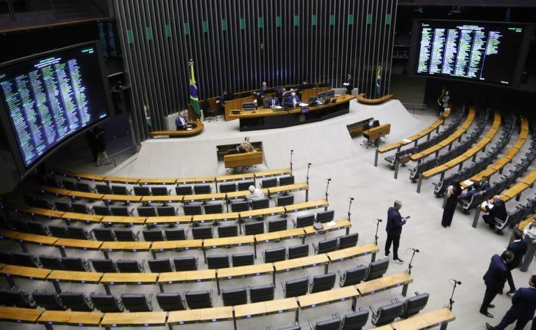 Ilustração de debate na Câmara dos Deputados sobre aumento da pena de injúria racial