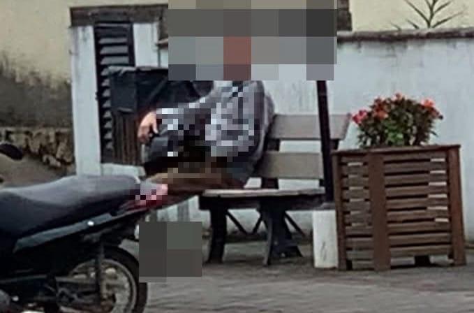 Homem praticando ato obsceno