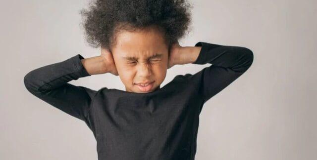 Criança com TDAH lidando com emoções